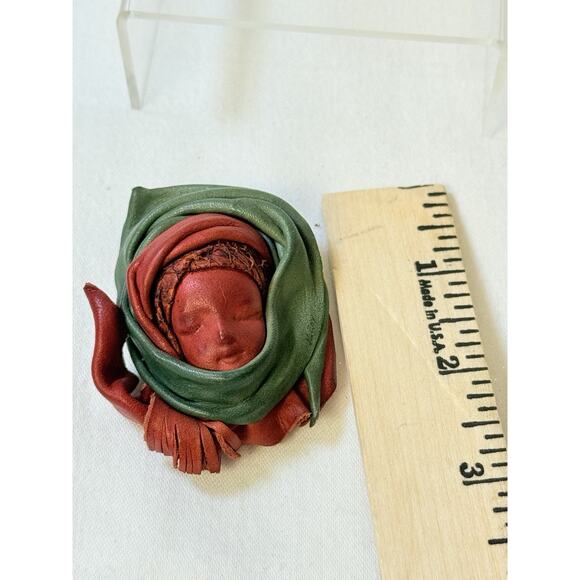 Nidar Mexican Leatherwork Red & Green Mask Brooch - Picture 6 of 7
